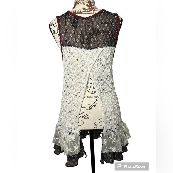 5/$25 BKE women’s sleeveless crocheted mixed media top size medium - Picture 3 of 11